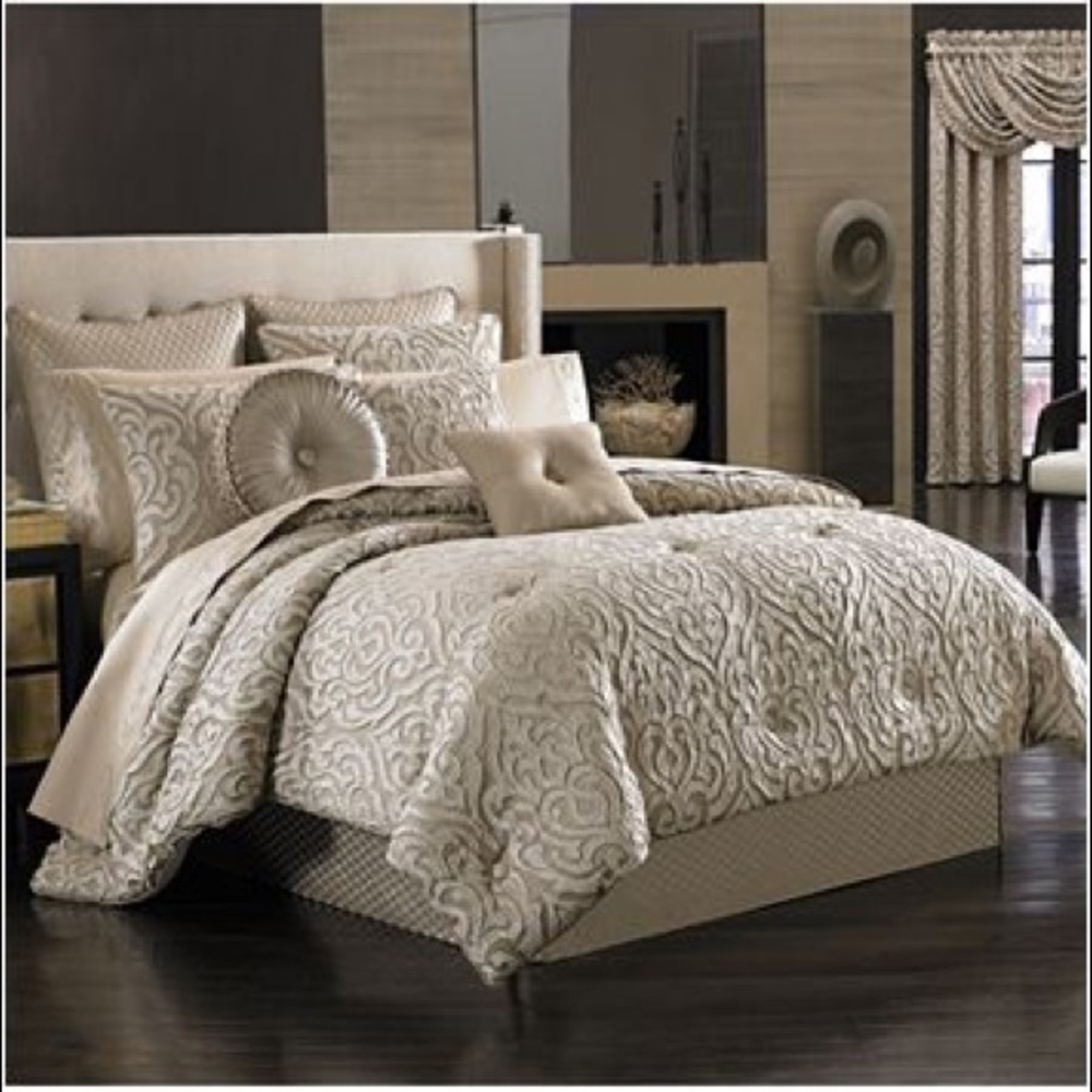 J Queen NY Astoria King Comforter Set!
